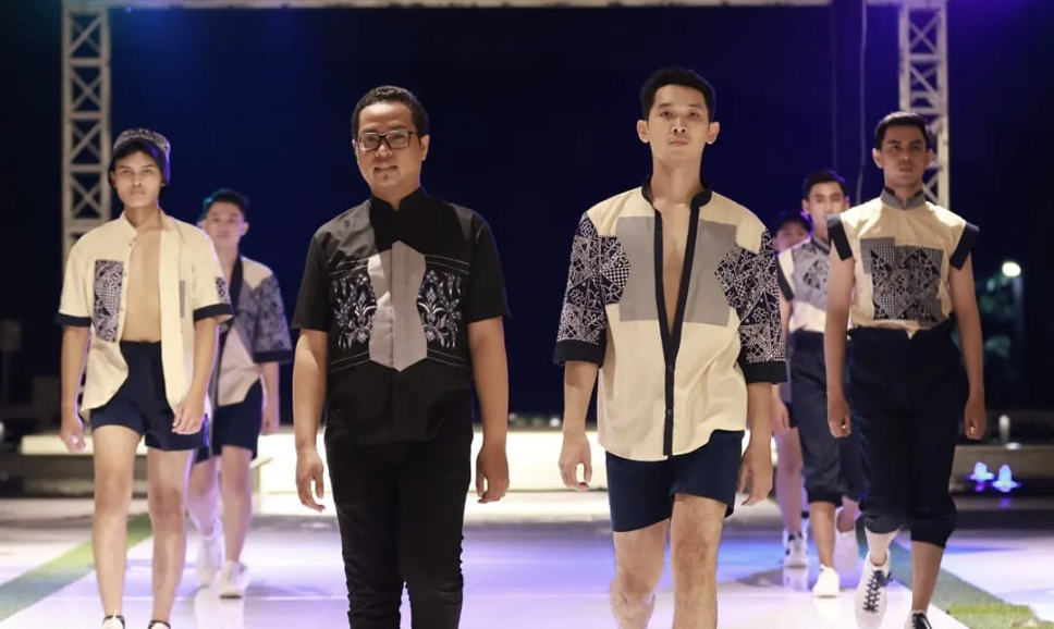 Tampilkan Wastra Nusantara,  Kisah Guru Bahasa Inggris Jadi Fesyen Desainer Berkat Kursus