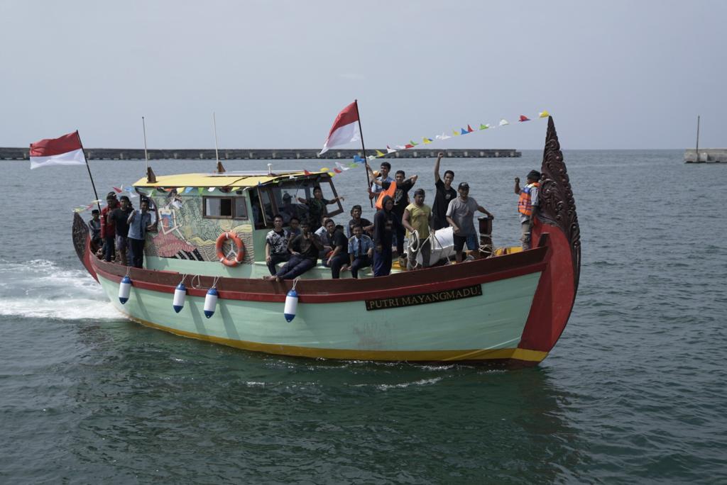 Kapal Kayu Tradisional Modern Karya SMK Melaut di Laut Lepas