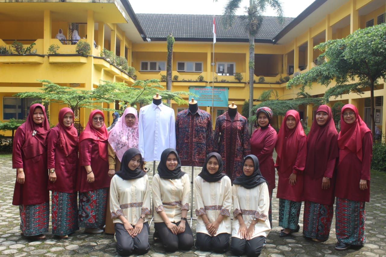 Kunjungan ke Bengkulu, Presiden Joko Widodo Kenakan Baju Karya Siswa SMKN 4 Jambi